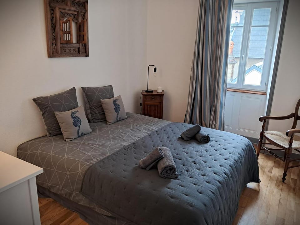Bed, Photo of the whole room, towels