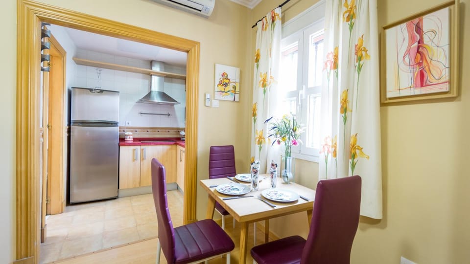 Kitchen or kitchenette, Dining area
