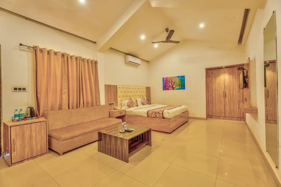 Bed, TV and multimedia, Living room, Photo of the whole room, Seating area, Bedroom, fireplace, towels, air conditioner