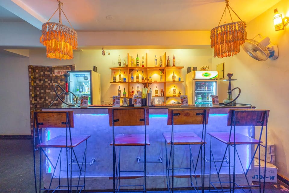Restaurant/places to eat, Lounge or bar, Drinks, Alcoholic drinks