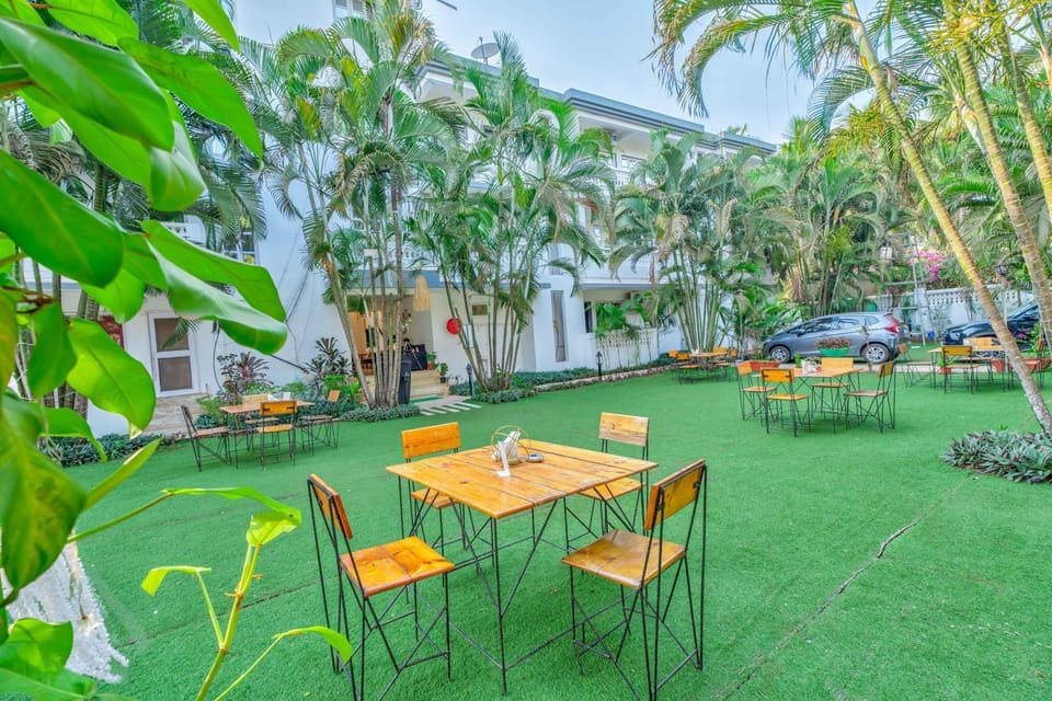 Property building, Patio, Restaurant/places to eat, Spring, Day, Natural landscape, Garden, Dining area, Garden view, Pool view, Swimming pool, Parking, sunbed