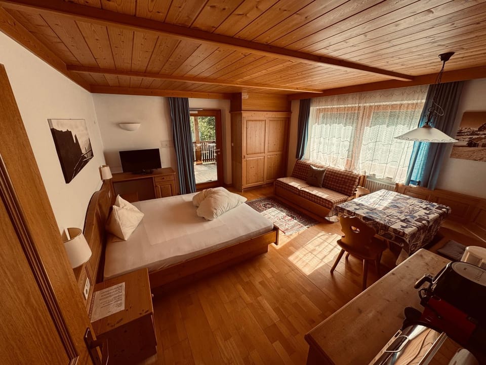 Living room, Photo of the whole room, Seating area