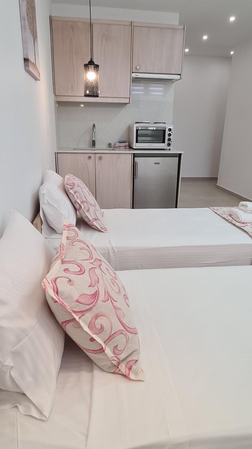 Bed, Kitchen or kitchenette, Photo of the whole room, pet friendly, stove