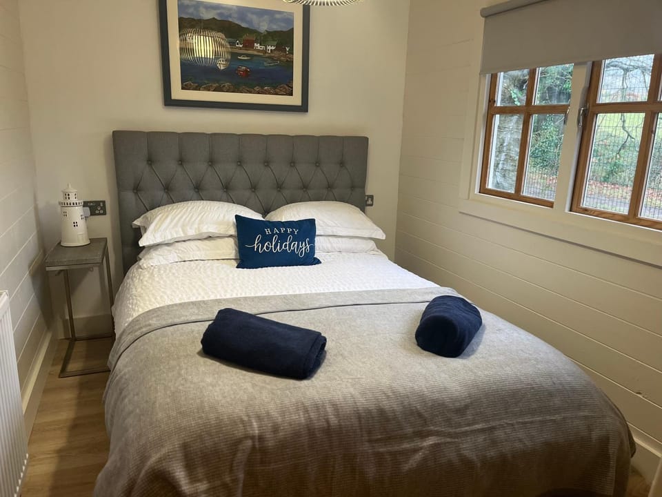 Caban Y Tan Dderwen with private Wood Fired Hot Tub Chalet in Wales