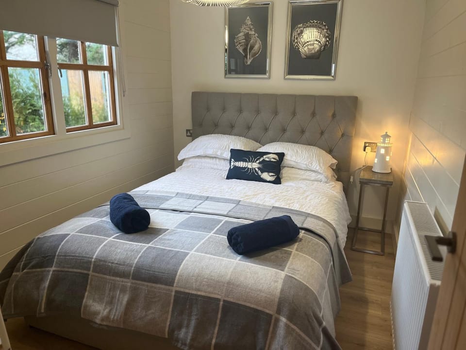 Caban Y Tan Dderwen with private Wood Fired Hot Tub Chalet in Wales