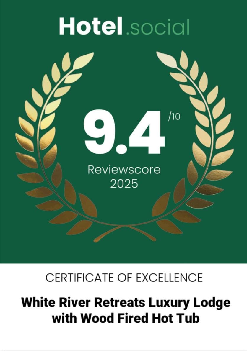 Caban Y Tan Dderwen with private Wood Fired Hot Tub Chalet in Wales