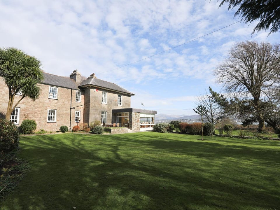 Tal Gwynedd House in Rhosyr
