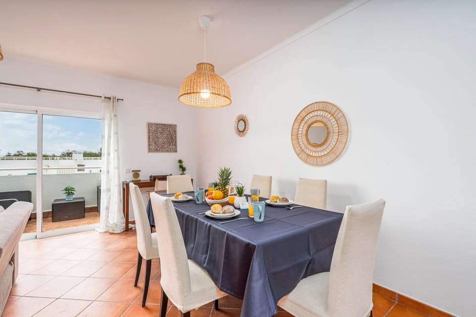 Living room, Food and drinks, Seating area, Dining area