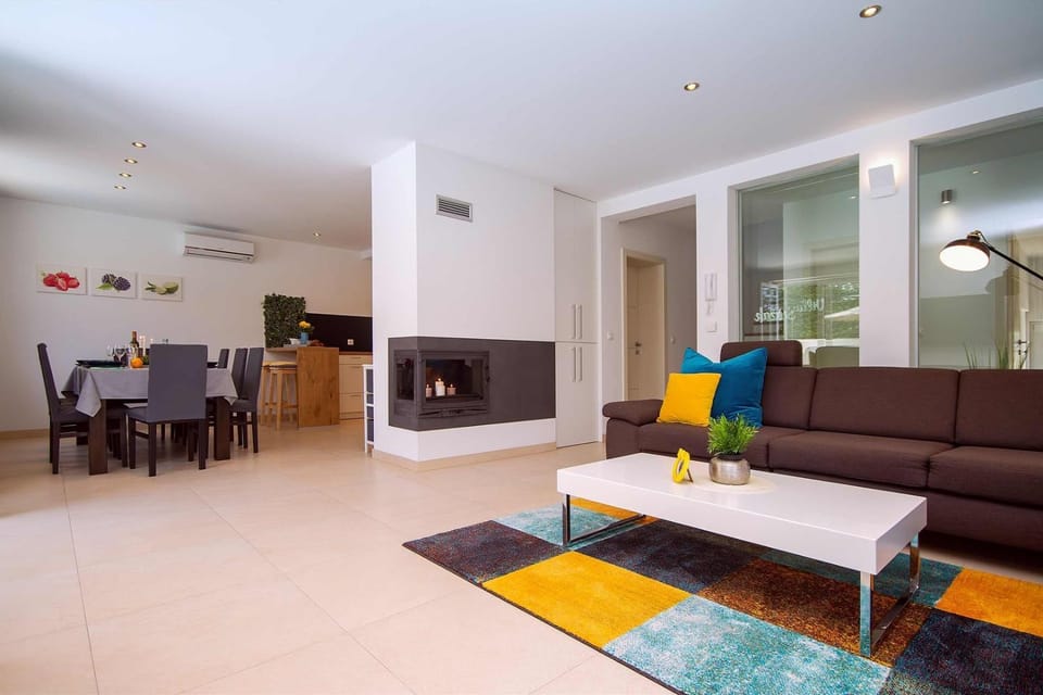 Kitchen or kitchenette, Living room, Seating area, Dining area, Mountain view, air conditioner