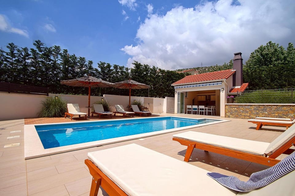 BBQ facilities, Balcony/Terrace, Dining area, Swimming pool