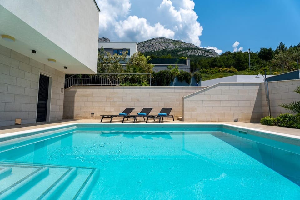Property building, Garden, Balcony/Terrace, Swimming pool