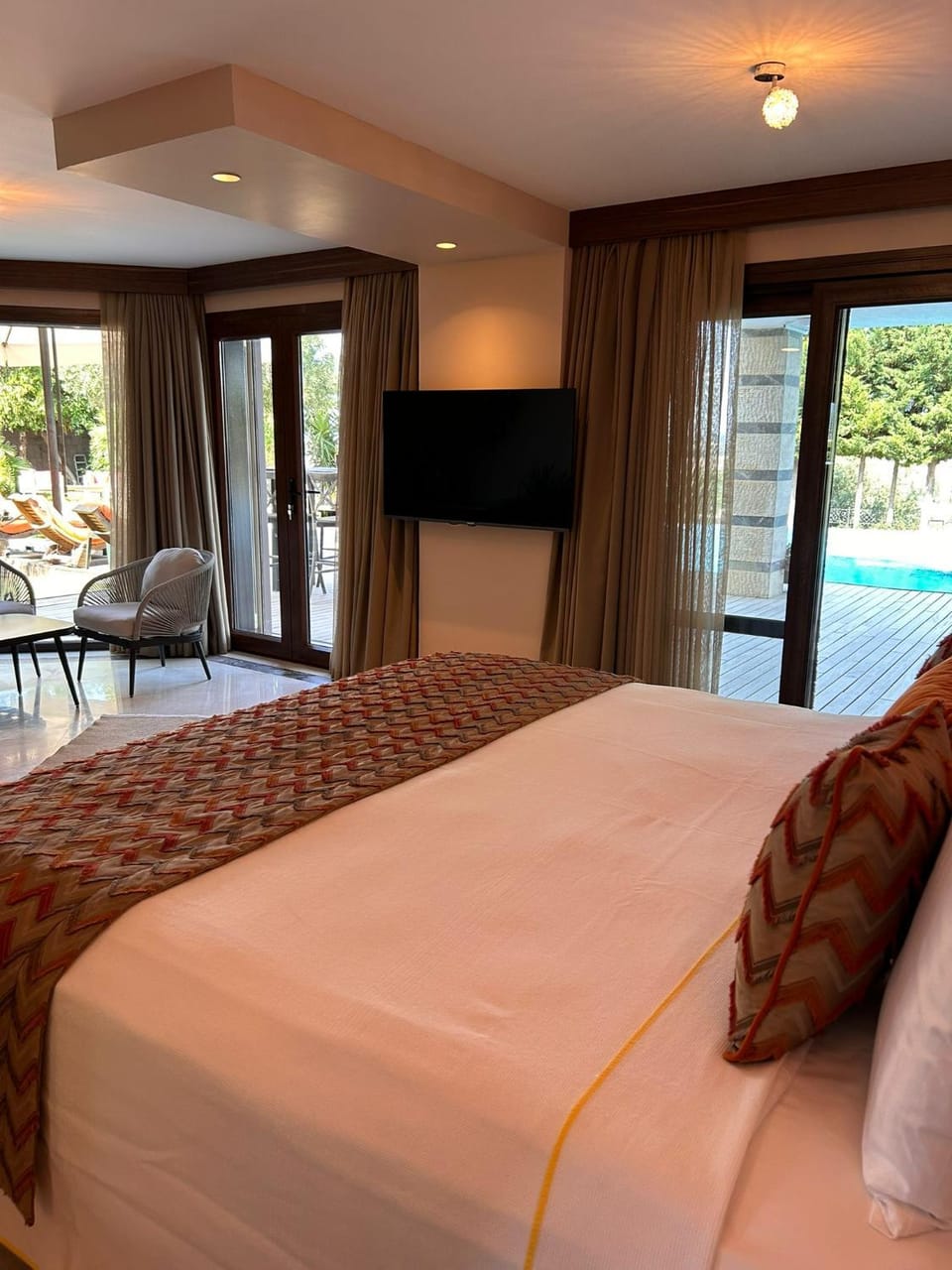 Bed, Pool view