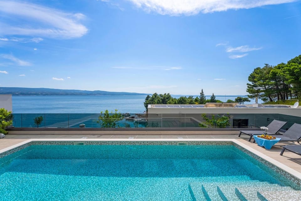 Property building, Garden, Swimming pool
