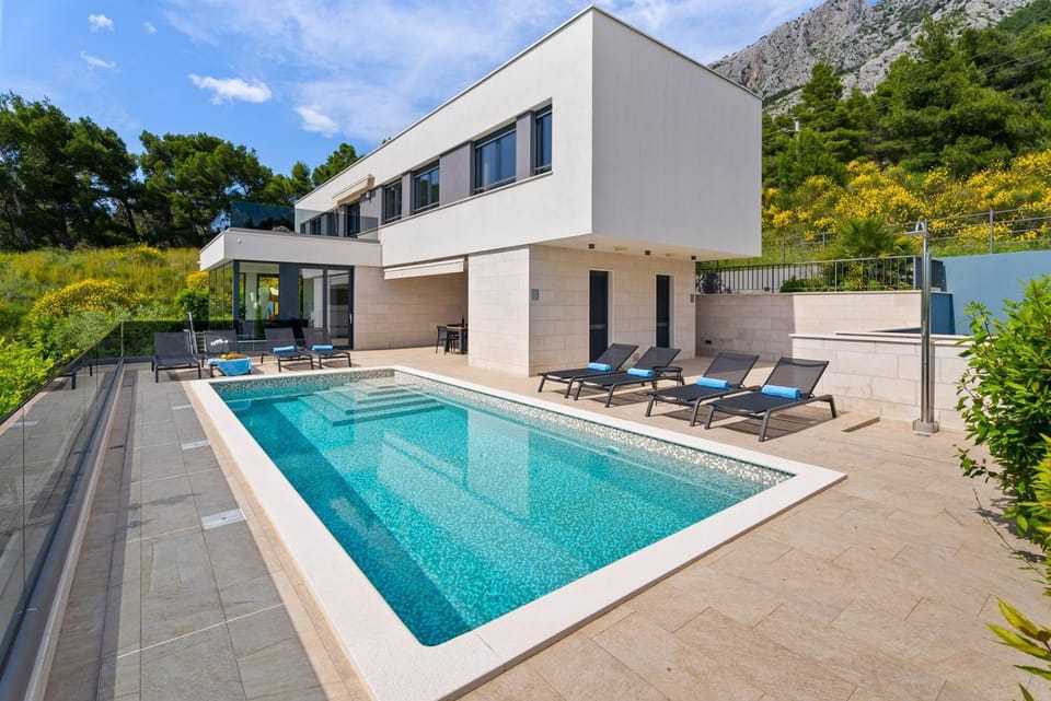 BBQ facilities, Balcony/Terrace, Dining area, Swimming pool, air conditioner