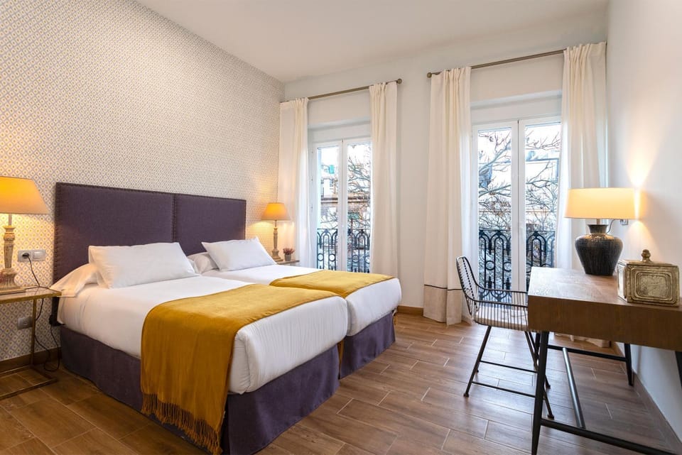Photo of the whole room, Bedroom