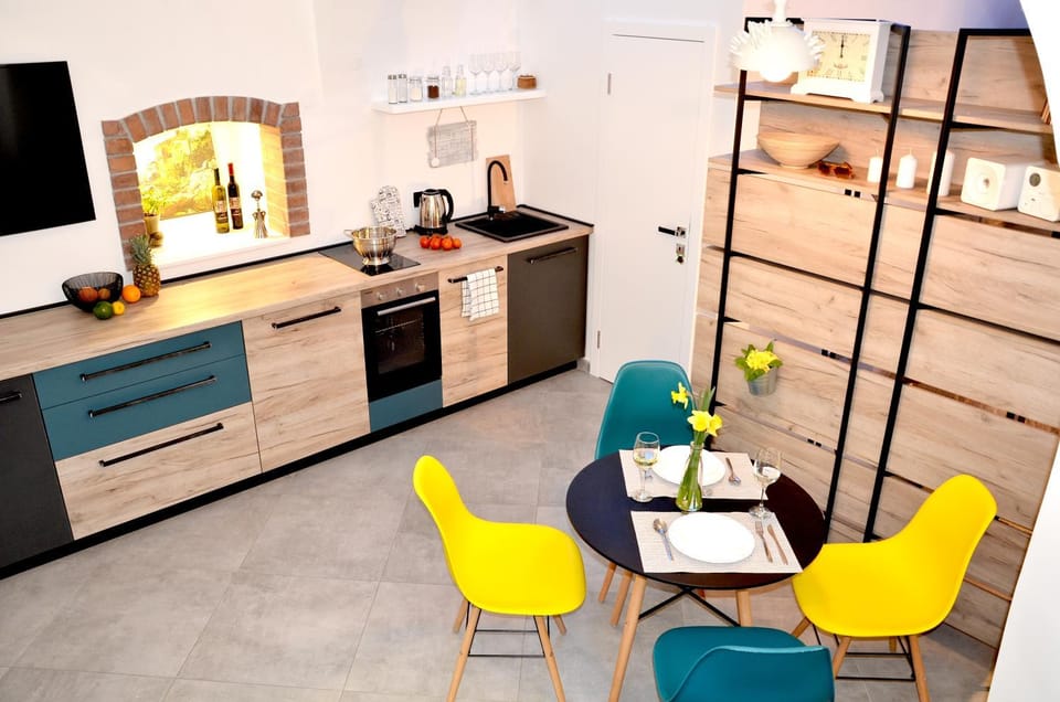 Kitchen or kitchenette, Dining area