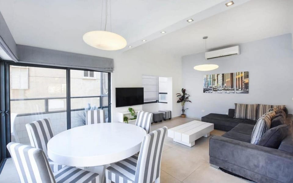 TV and multimedia, Living room, Seating area, air conditioner