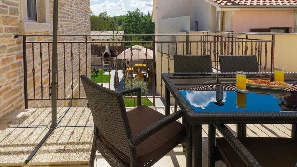 Property building, Garden, Balcony/Terrace, Seating area, Swimming pool