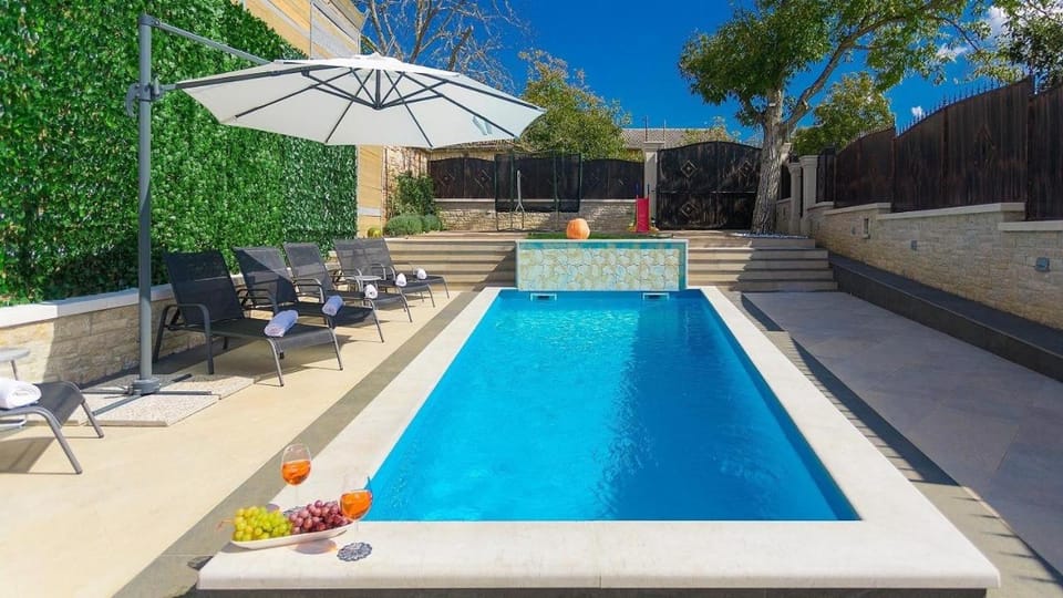 Property building, Garden, Swimming pool