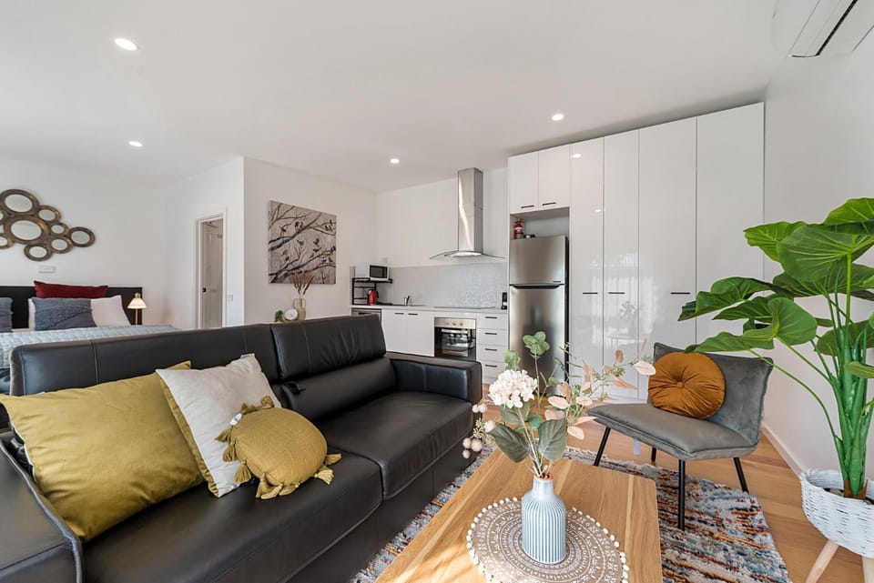 Comfy Studio with Shared Backyard near Racecourse Apartment in Melbourne