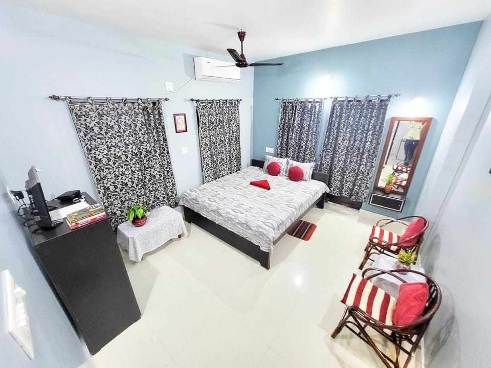 Photo of the whole room, Bedroom