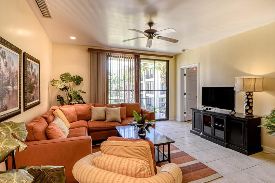 Walkable Coco Beach Condo w/ Balcony, Pool House in Coco