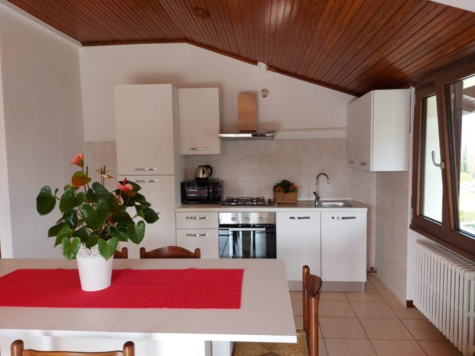 Kitchen or kitchenette, Dining area