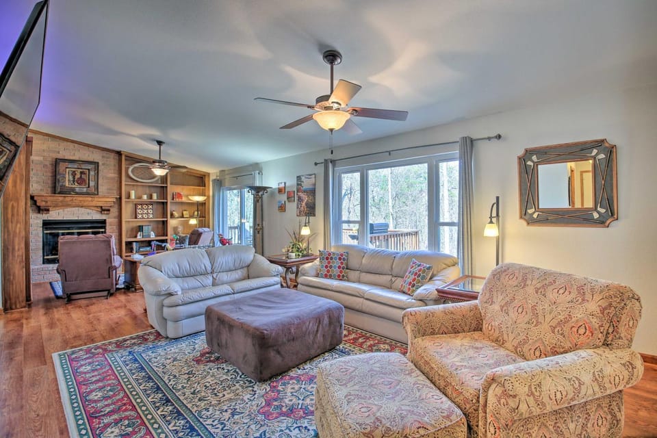 Less Than 1 Mi to Lake Hot Springs Village Escape with Deck House in Garland County