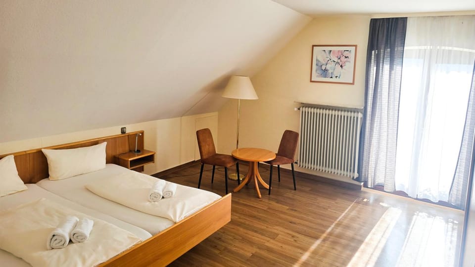 Bed, Photo of the whole room, Seating area, Bedroom
