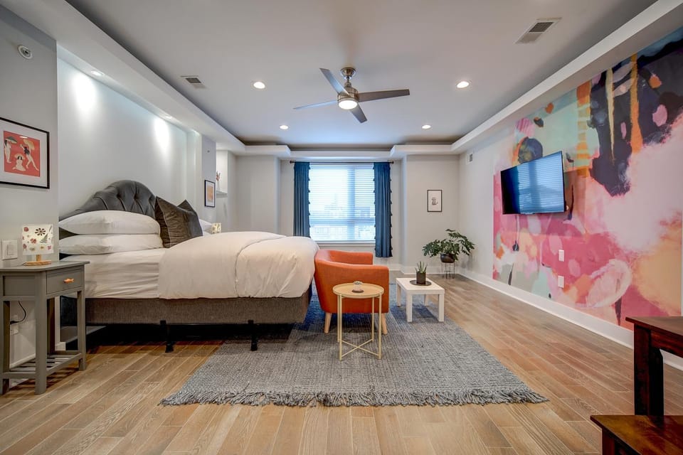 Bed, TV and multimedia, Photo of the whole room, Seating area, Bedroom, fireplace