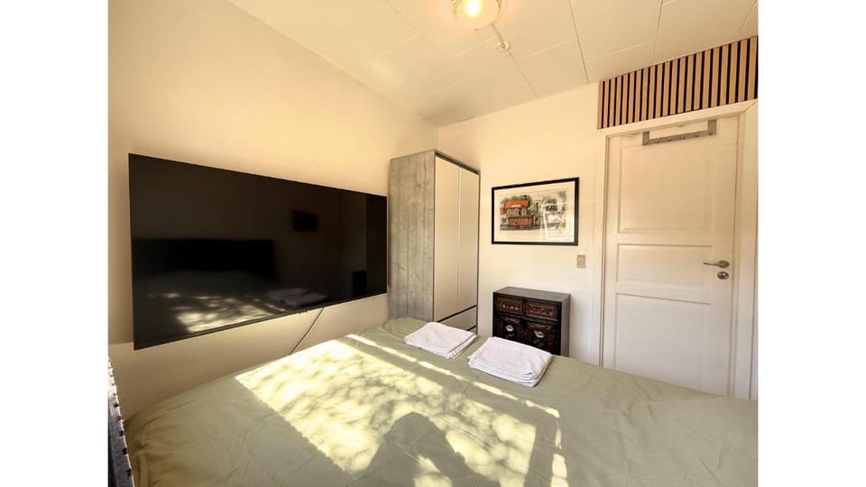 Bed, TV and multimedia, Bedroom, towels, wardrobe
