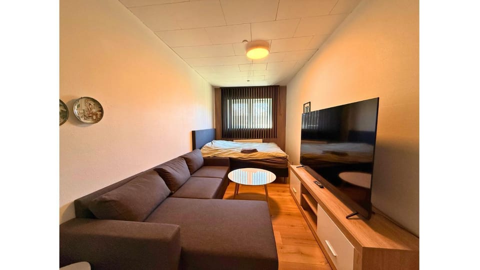 Bed, TV and multimedia, Photo of the whole room, Seating area, Bedroom