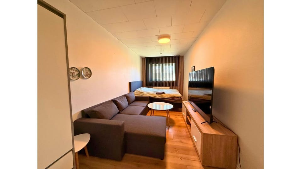 Bed, TV and multimedia, Seating area, Bedroom, towels