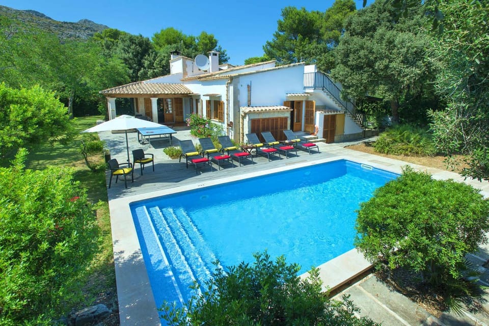 Property building, Off site, Natural landscape, Garden, Mountain view, Pool view, Swimming pool, sunbed