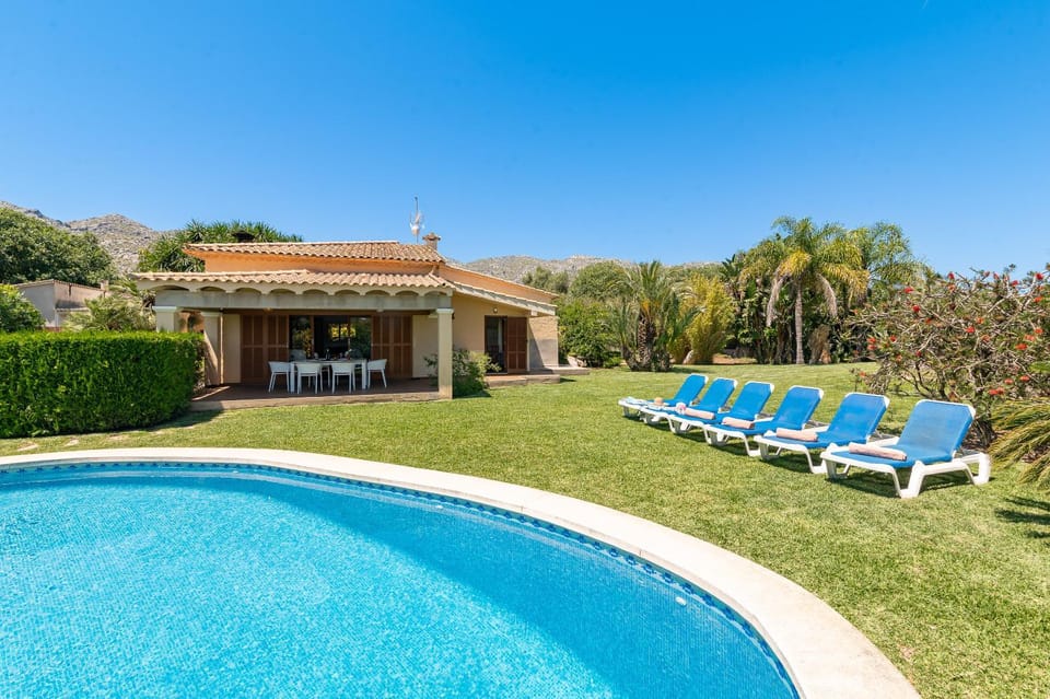 Property building, Patio, Day, Garden, Garden view, Pool view, Swimming pool, sunbed
