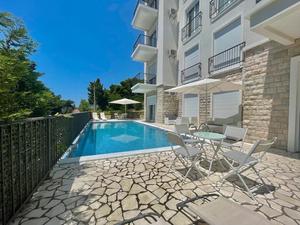 Swimming pool, Internal: Not applicable to any particular room