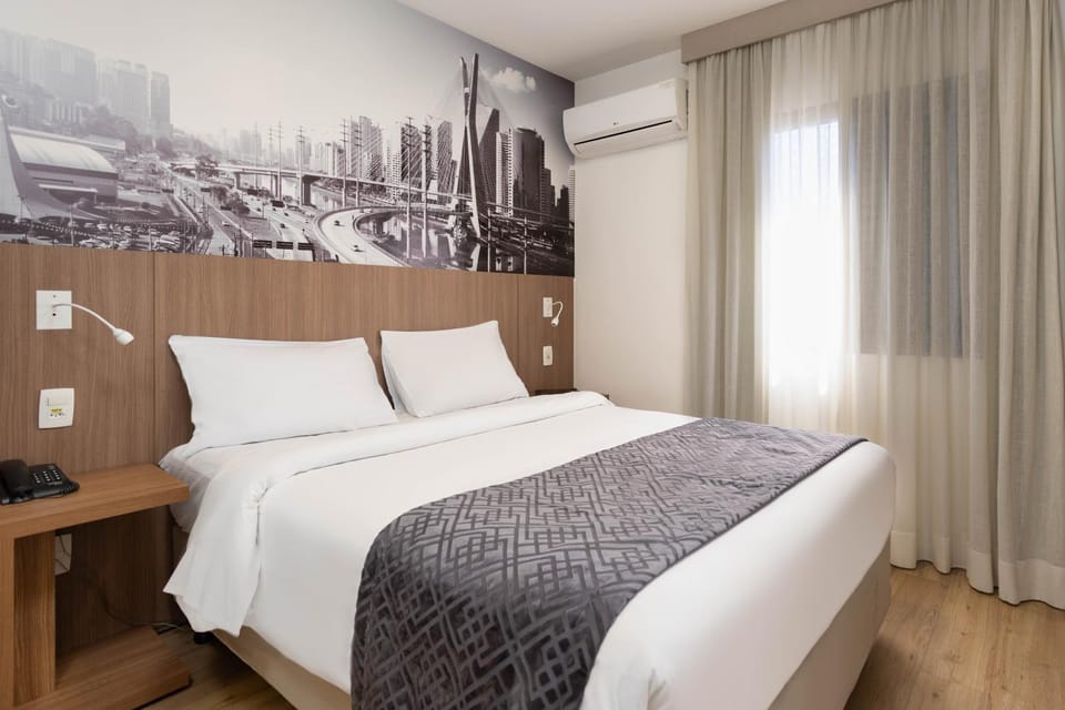 Bed, Photo of the whole room, Bedroom, air conditioner