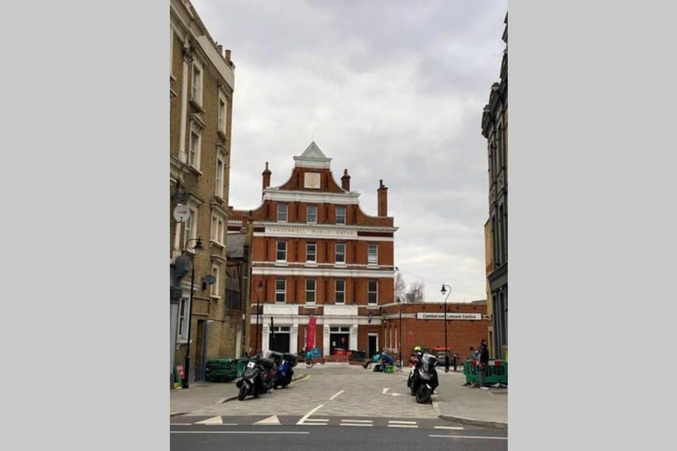 Two Bedroom Garden Flat in Zone 2 London Apartment in London Borough of Southwark