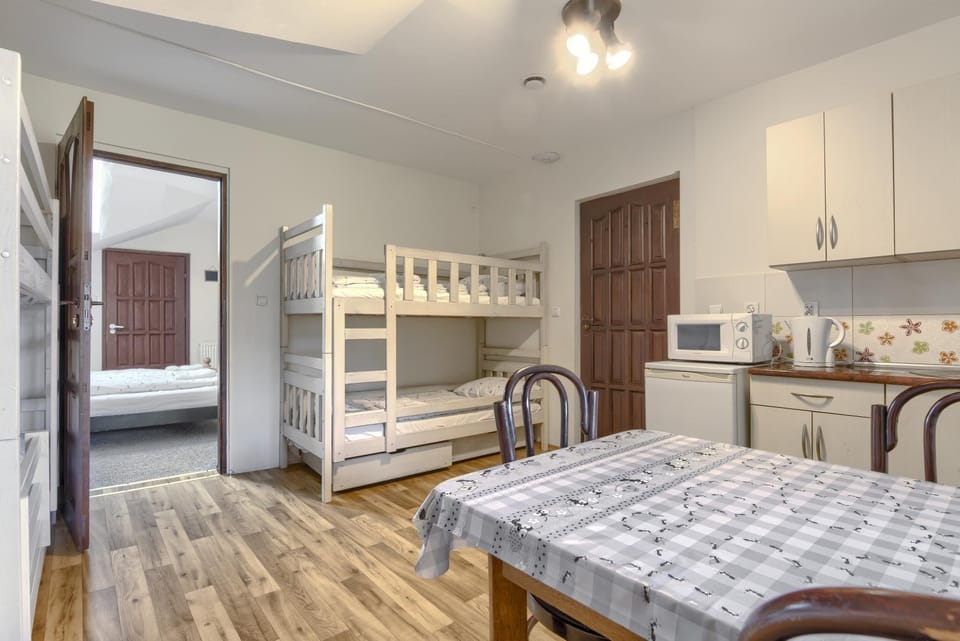 Kitchen or kitchenette, Dining area, Bedroom, oven, pet friendly