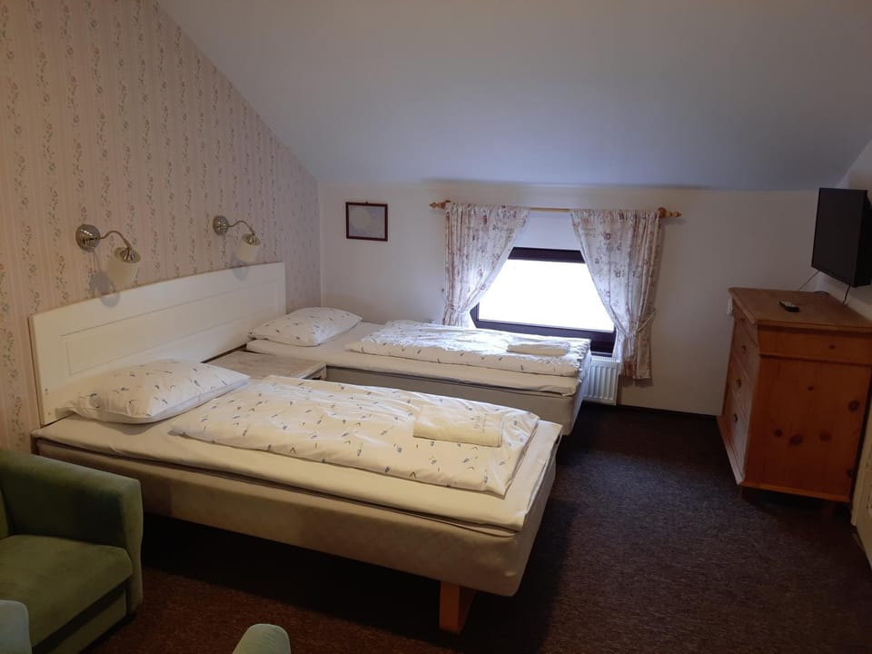 Bed, TV and multimedia, Photo of the whole room, Bedroom