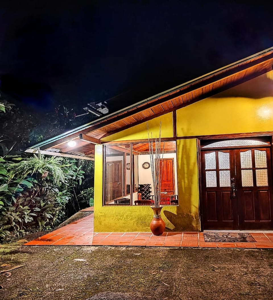 Senz Chalet Riverside - Mindo House in Pichincha