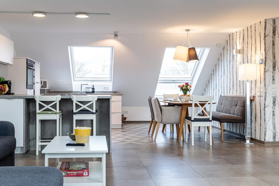 Kitchen or kitchenette, Living room, Seating area, Dining area