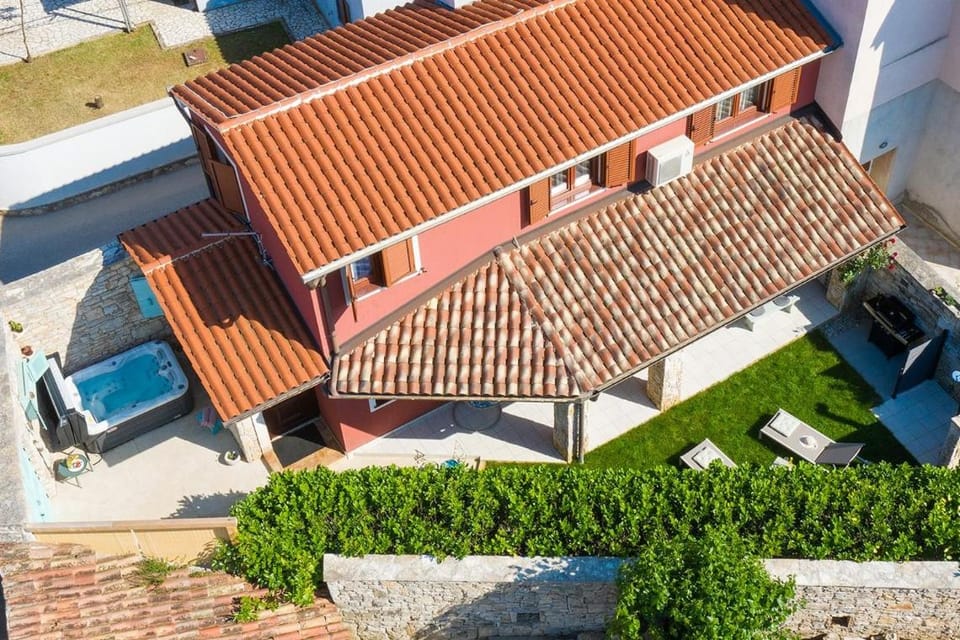 PoIai Stonehouse with Jacuzzi House in Fažana