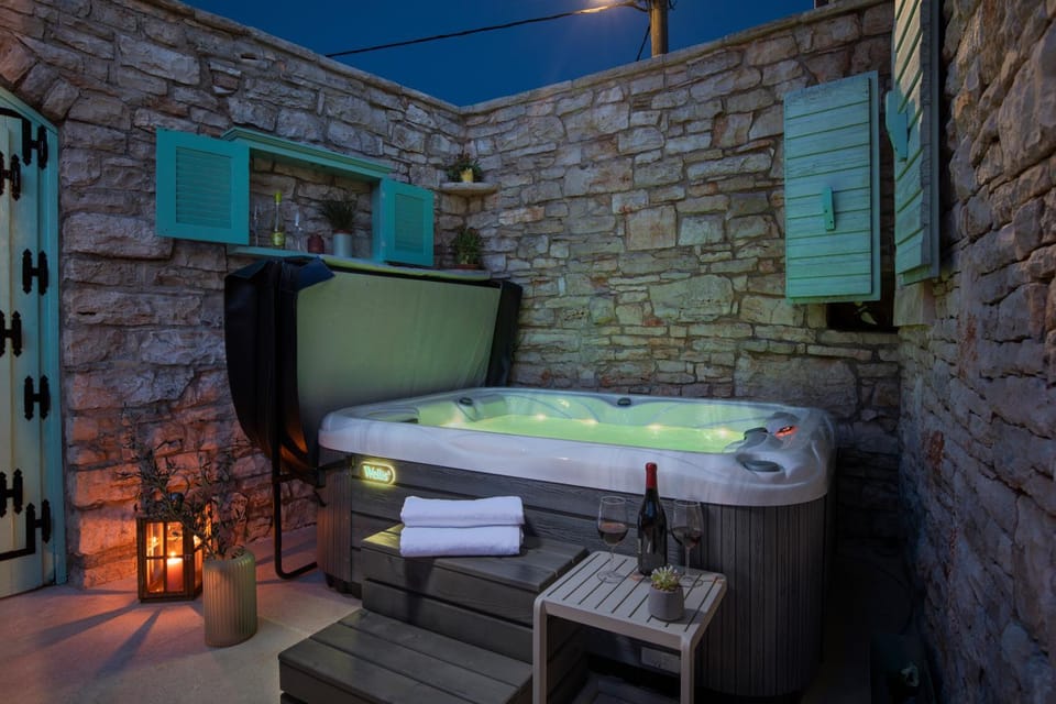 PoIai Stonehouse with Jacuzzi House in Fažana