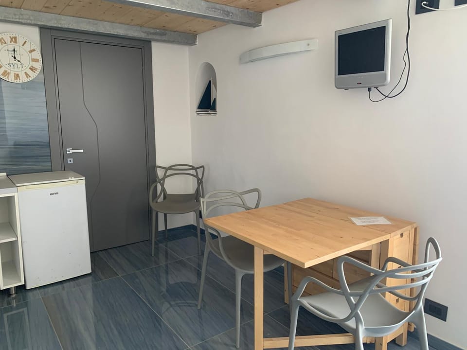 Kitchen or kitchenette, Seating area, Dining area