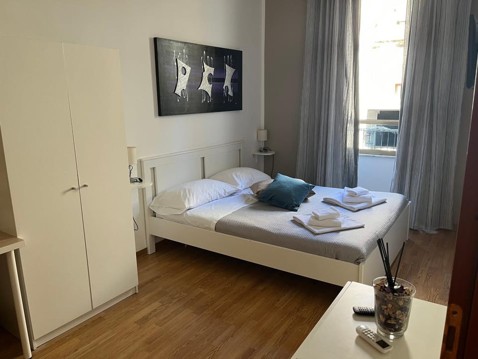 Bed, Photo of the whole room, towels