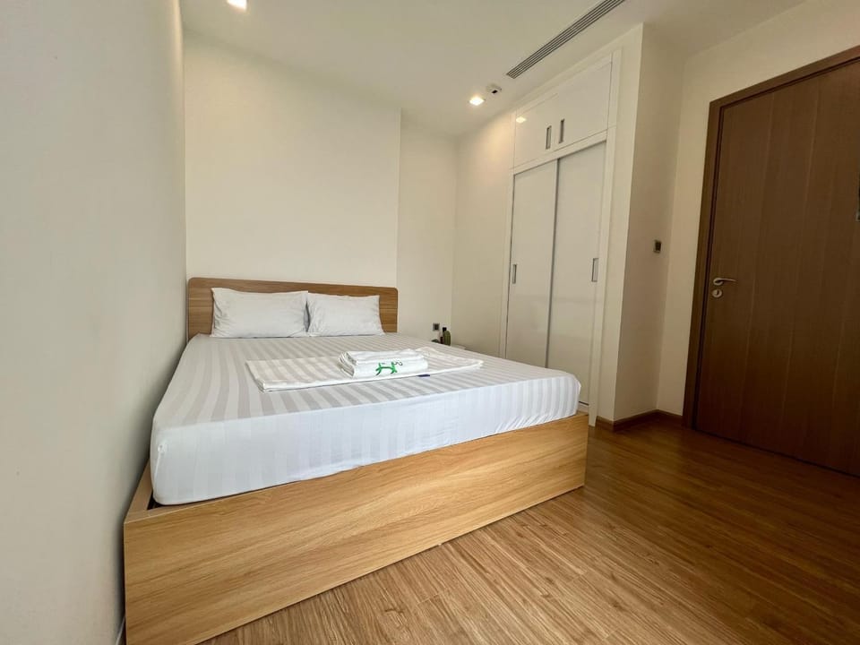 2 Bedrooms in luxury @Vinhomes Green Bay Ha Noi. Apartment in Laos