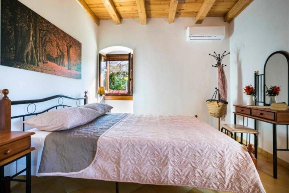Bed, Photo of the whole room, Bedroom, air conditioner