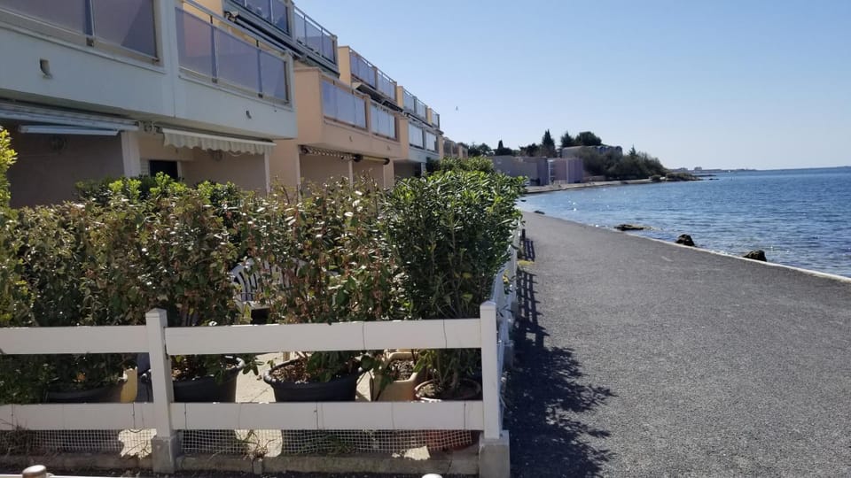 Charmant T2 pieds dans l'eau tout confort climatisé classé 2 étoiles tarif promotionnel pour curistes Apartment in Balaruc-les-Bains
