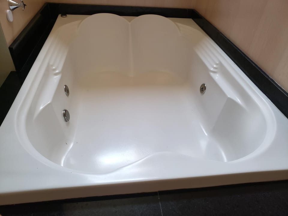Hot Tub, Massage, Spa and wellness centre/facilities